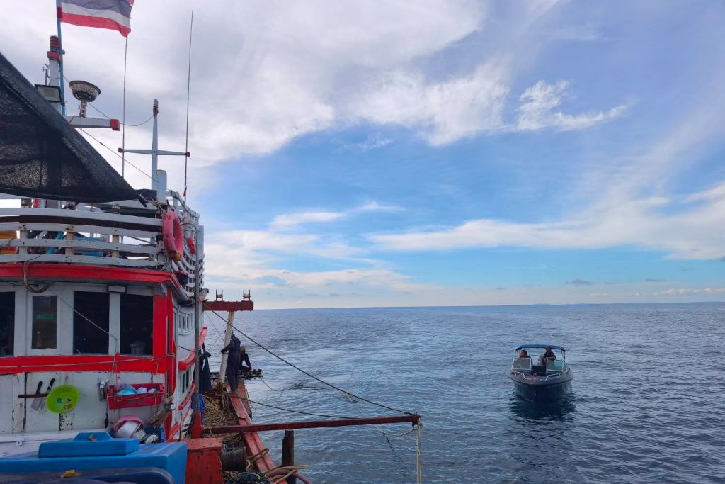 ศรชล.จว.รย. และ ศคท.จว.รย. บูรณาการร่วมกับ หน่วยป้องกันและปราบปรามประมงทะเลระยอง ตรวจสอบเรือที่มีพฤติกรรมเสี่ยงกระทำผิดกฎหมายลักลอบคราดปลิงทะเลโดยไม่ได้รับอนุญาต