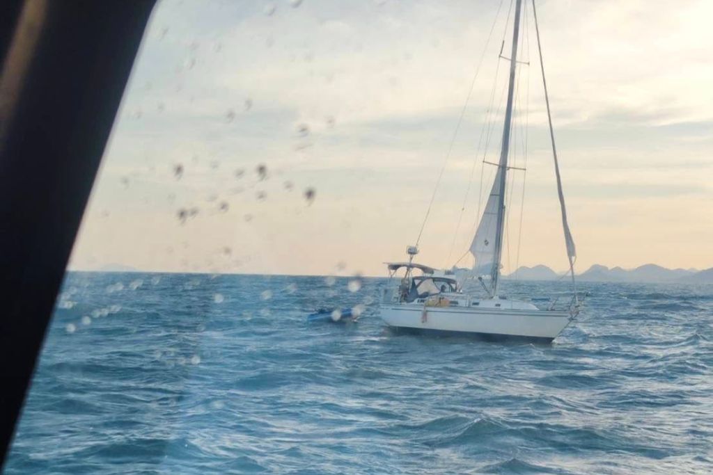 ศรชล.จว.ปข. และ ศคท.จว.ปข. นำเรือปฏิบัติการความเร็วสูง ศรชล.4007 ออกช่วยเหลือเรือยอร์ชเครื่องยนต์ขัดข้อง กลางทะเลประจวบฯ