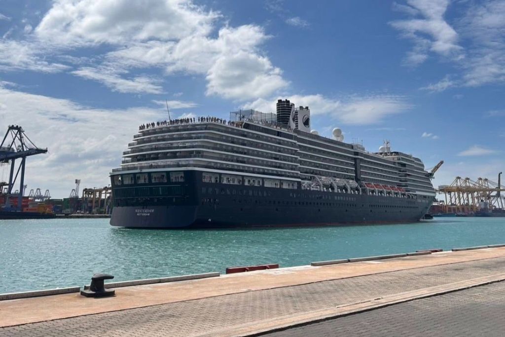 ศรชล.จว.ชลบุรี และ ศคท.จว.ชลบุรี ติดตามสถานการณ์เรือสำราญเข้าพื้นที่รับผิดชอบ ศรชล.ภาค 1