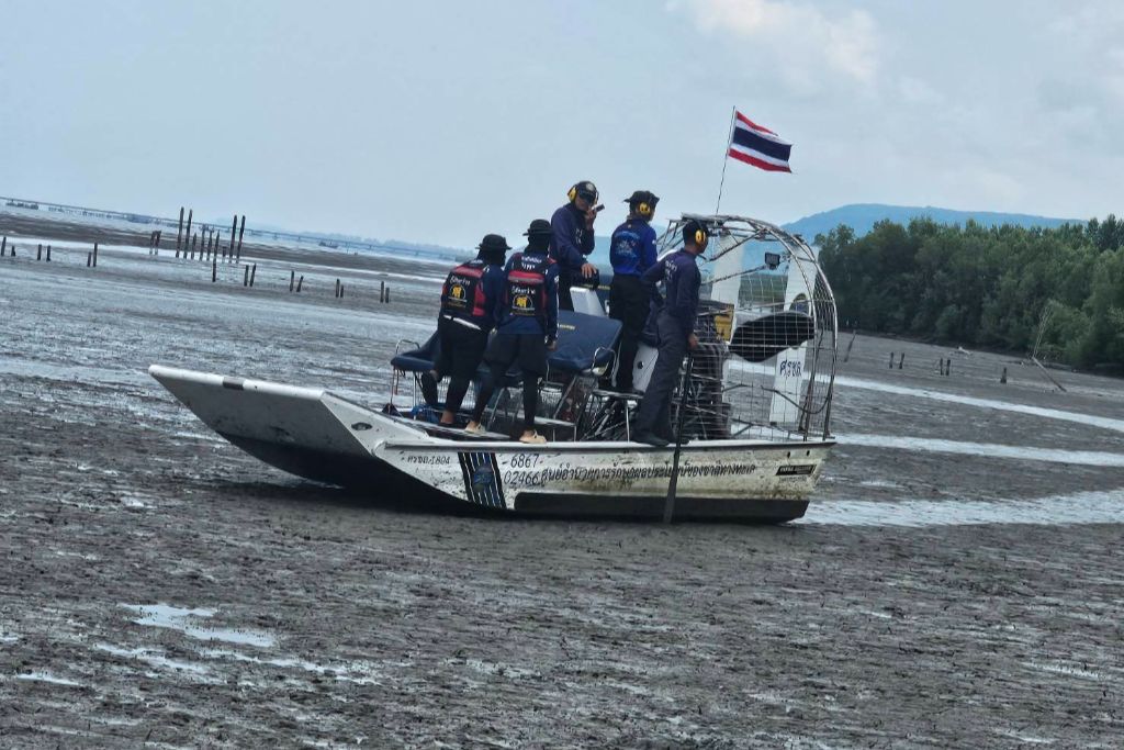  ศรชล.ภาค 1 บูรณาการเร่งเก็บกู้ซากสัตว์จากเรือขบวนการลักลอบขนสินค้าไปกัมพูชาอับปาง 