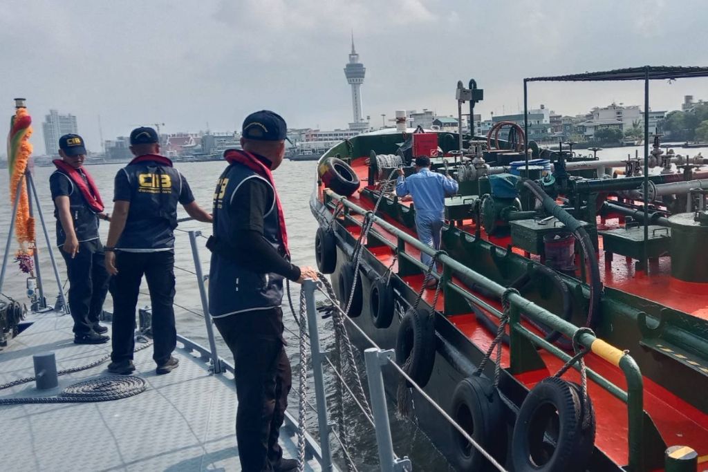 ศรชล.จว.สมุทรปราการ บูรณาการตำรวจน้ำ ลุยตรวจเข้มพื้นที่ทางทะเล พบเรือลากจูงกระทำผิดกฎหมาย ส่งดำเนินคดีทันที